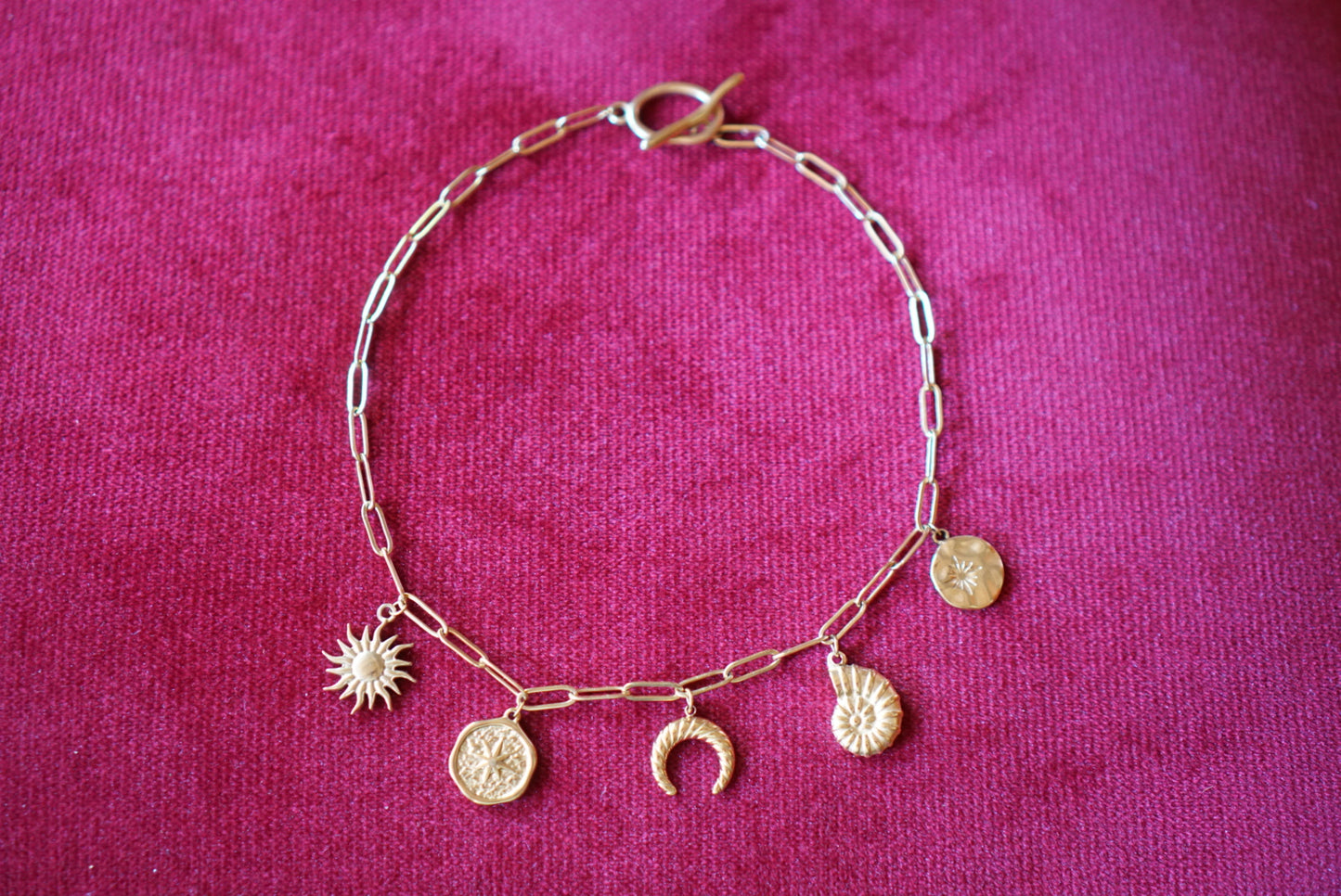 Goldene Symbolkette mit Charms