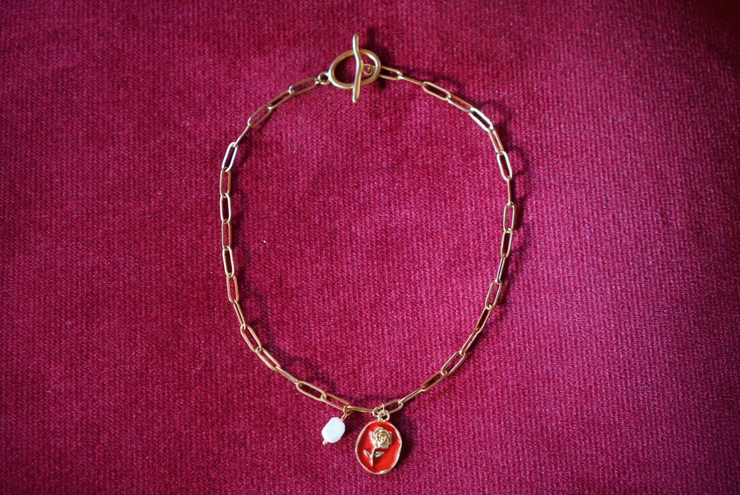 Goldene Rosenkette mit rotem Emblem & Perle