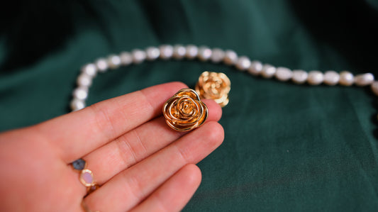 Goldene Ohrringe mit Rosenmotiv im Vintage-Stil