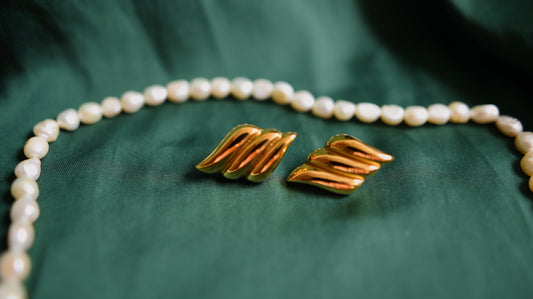 Goldene Ohrringe im Vintage-Stil