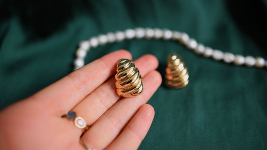 Goldene Ohrringe mit strukturierter Form