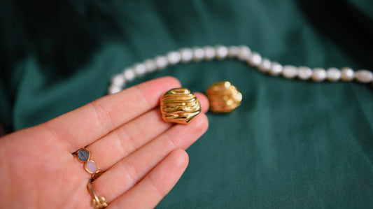 Goldene Ohrringe mit klassischer Struktur