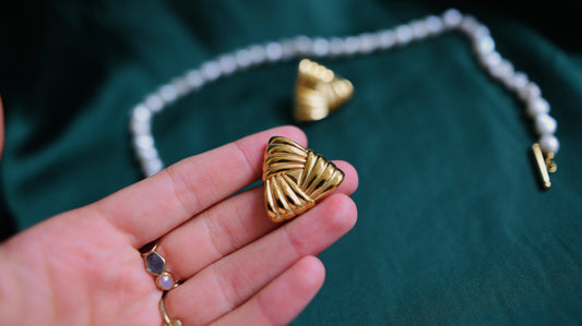 Goldene Ohrringe mit geometrischem Design