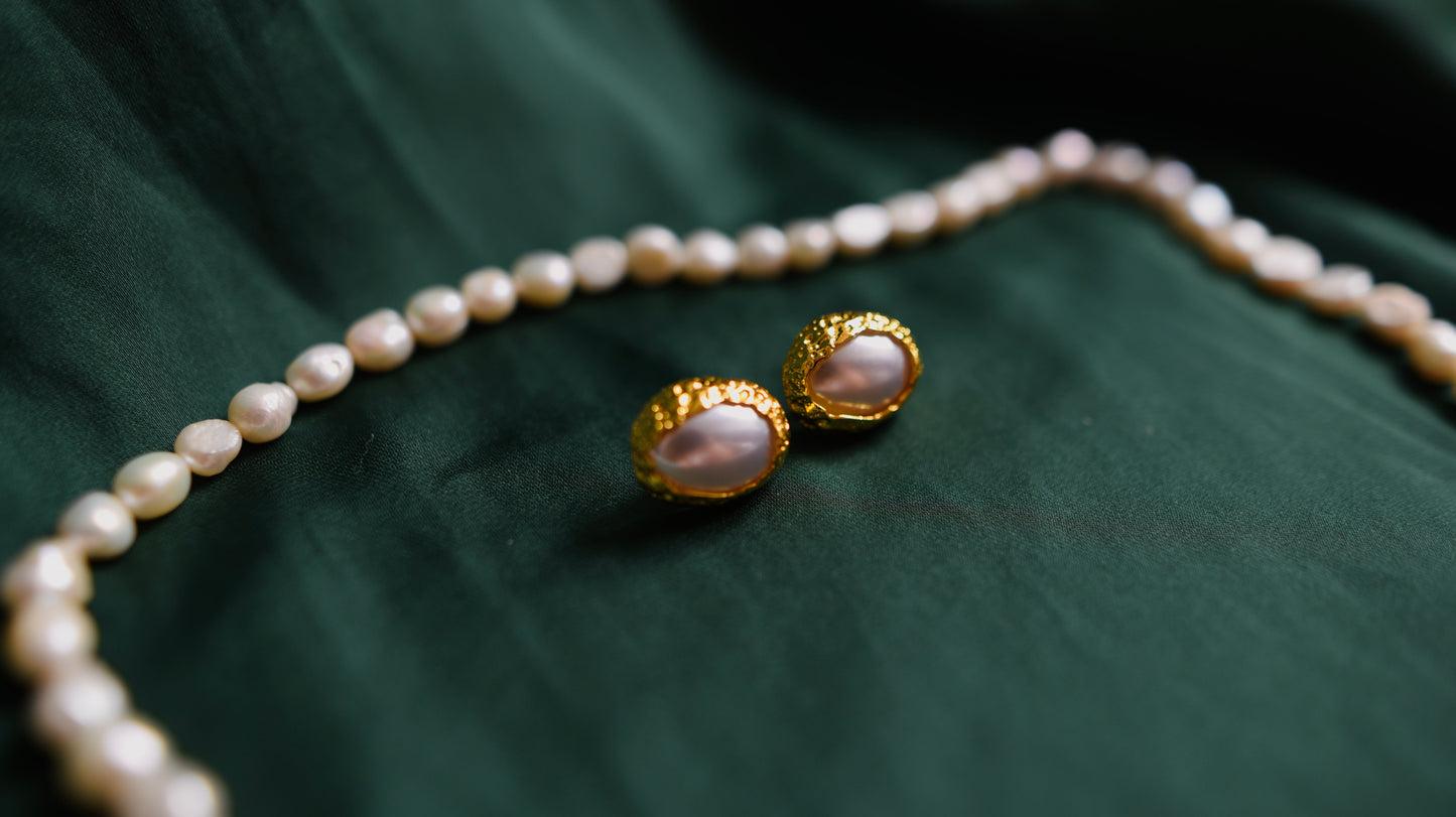 Goldene Ohrringe im Vintage-Stil mit Perle