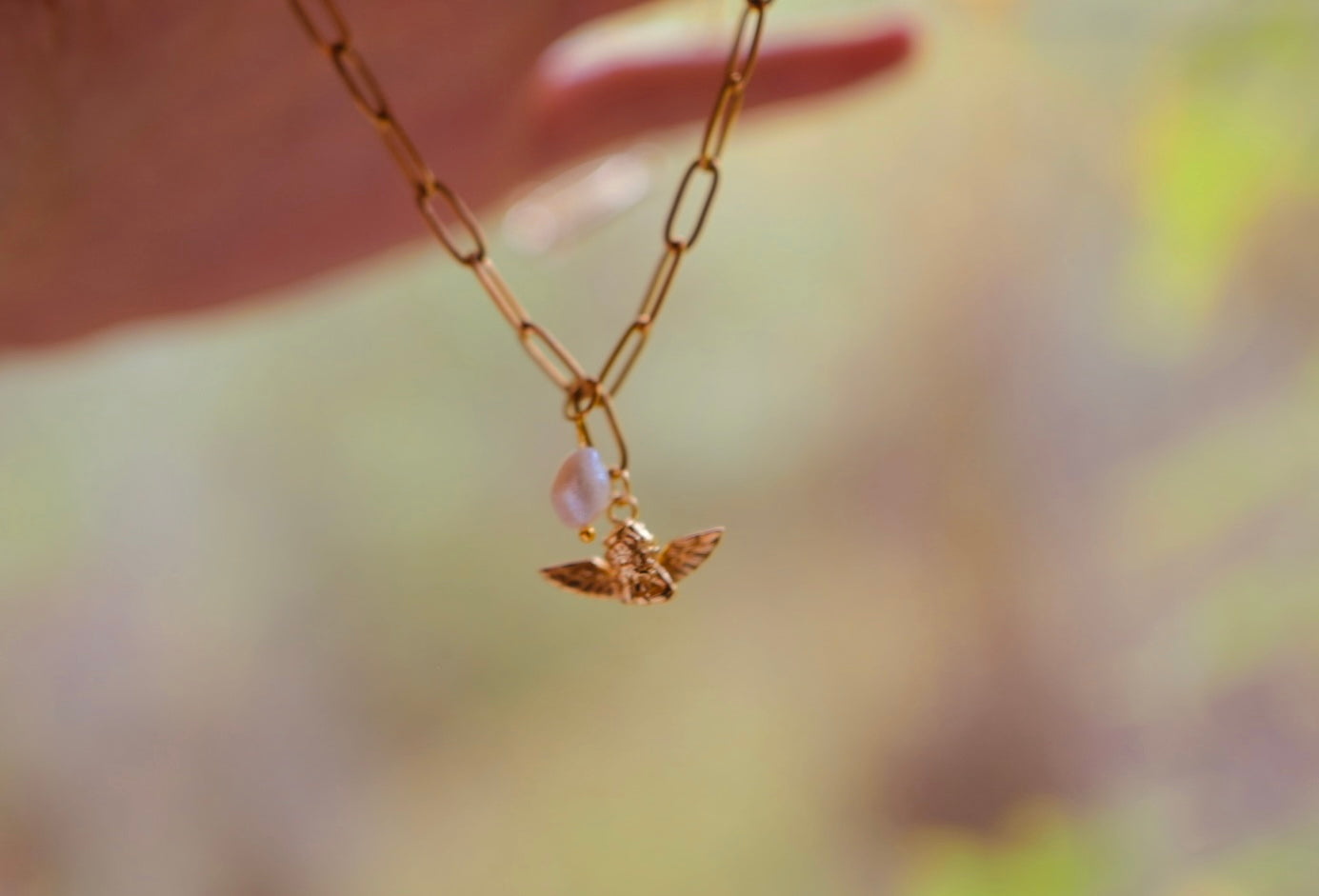 Goldene Engel-Kette mit Süßwasserperle