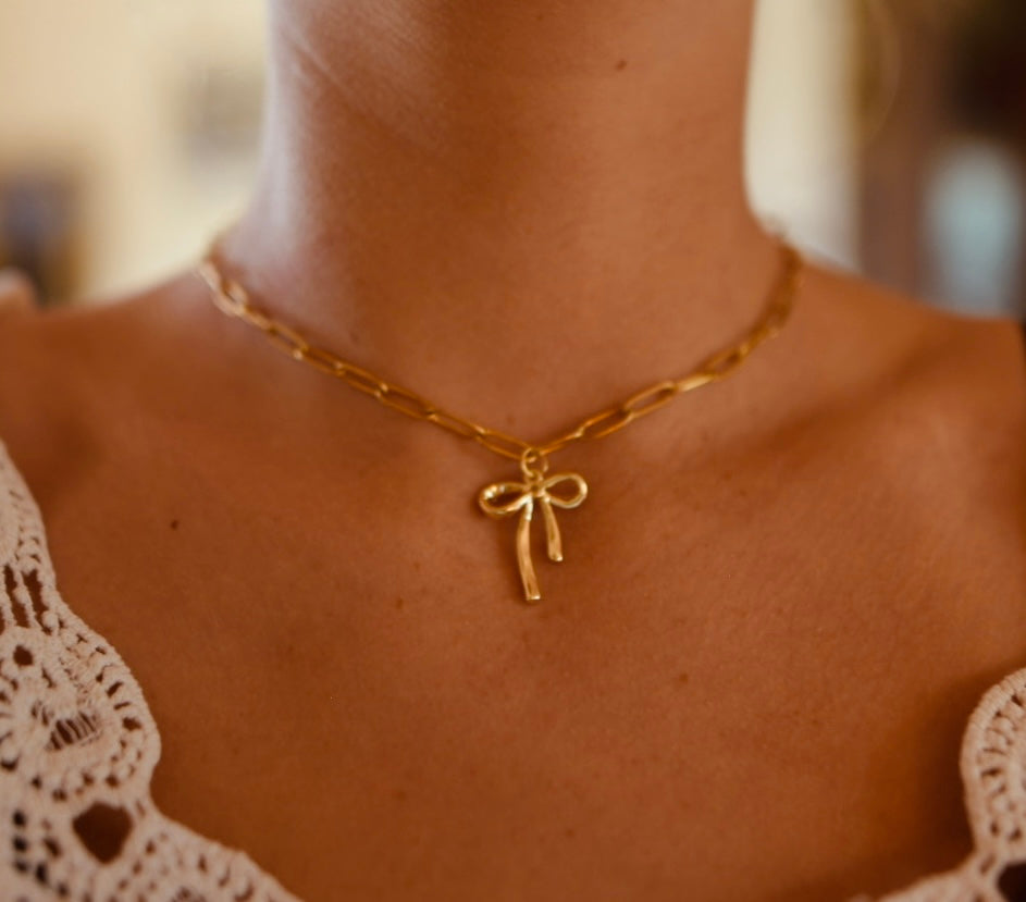 Goldene Schleifenkette – zart & feminin