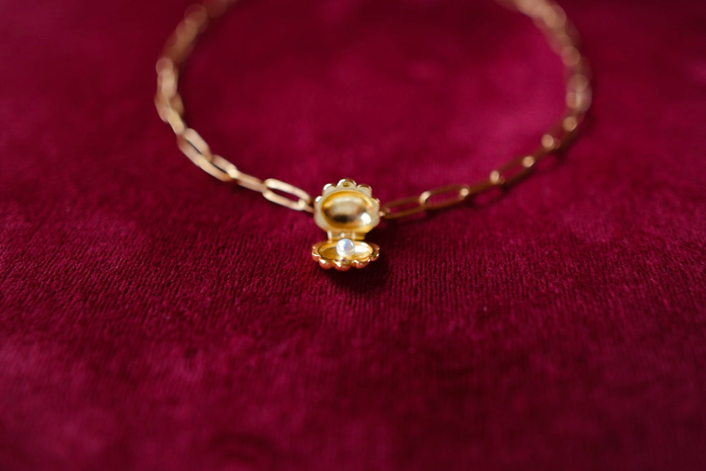 Goldene Muschel mit Perlendetail – zeitlos & elegant