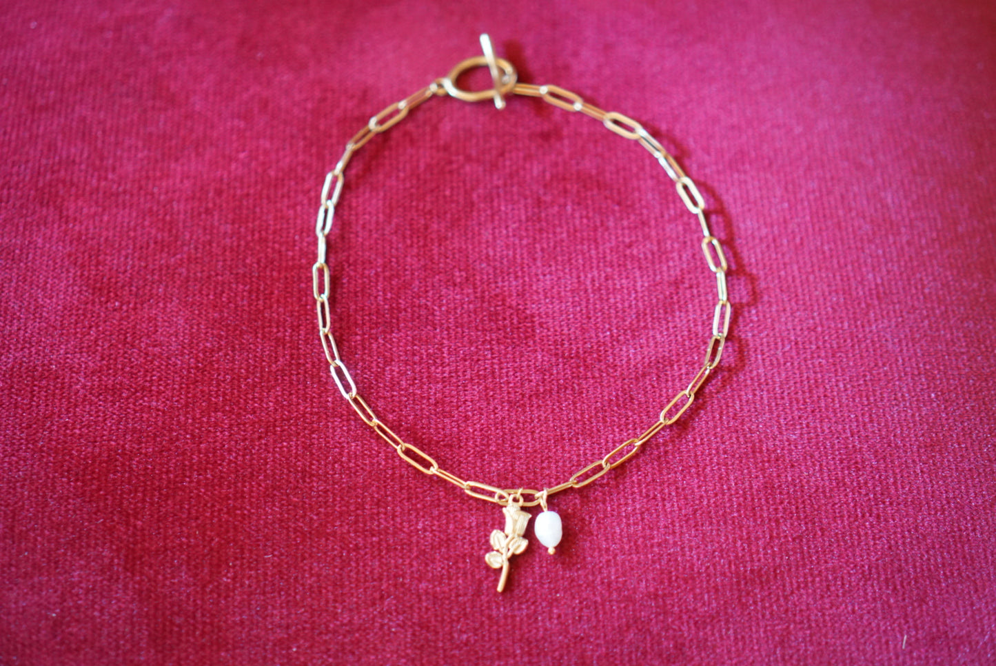 Goldene Rosenkette mit Perlenakzent – zart, zeitlos, elegant