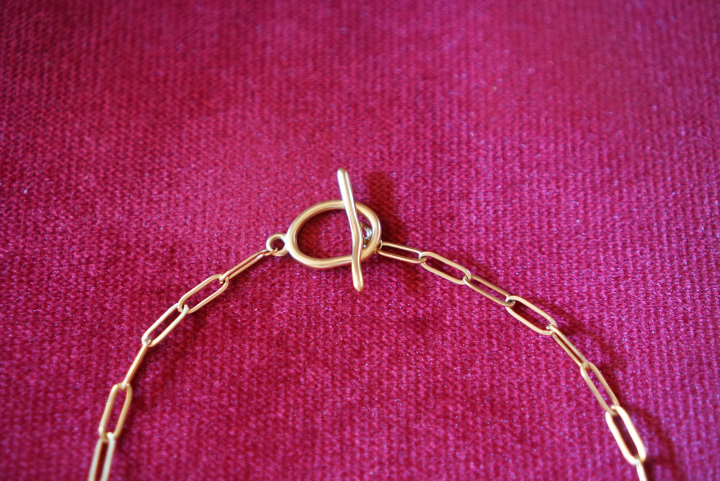 Goldene Rosenkette mit Perlenakzent – zart, zeitlos, elegant