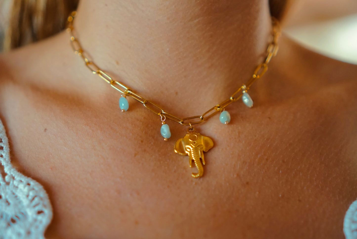 Goldene Kette mit Jade, Perlen & Elefant