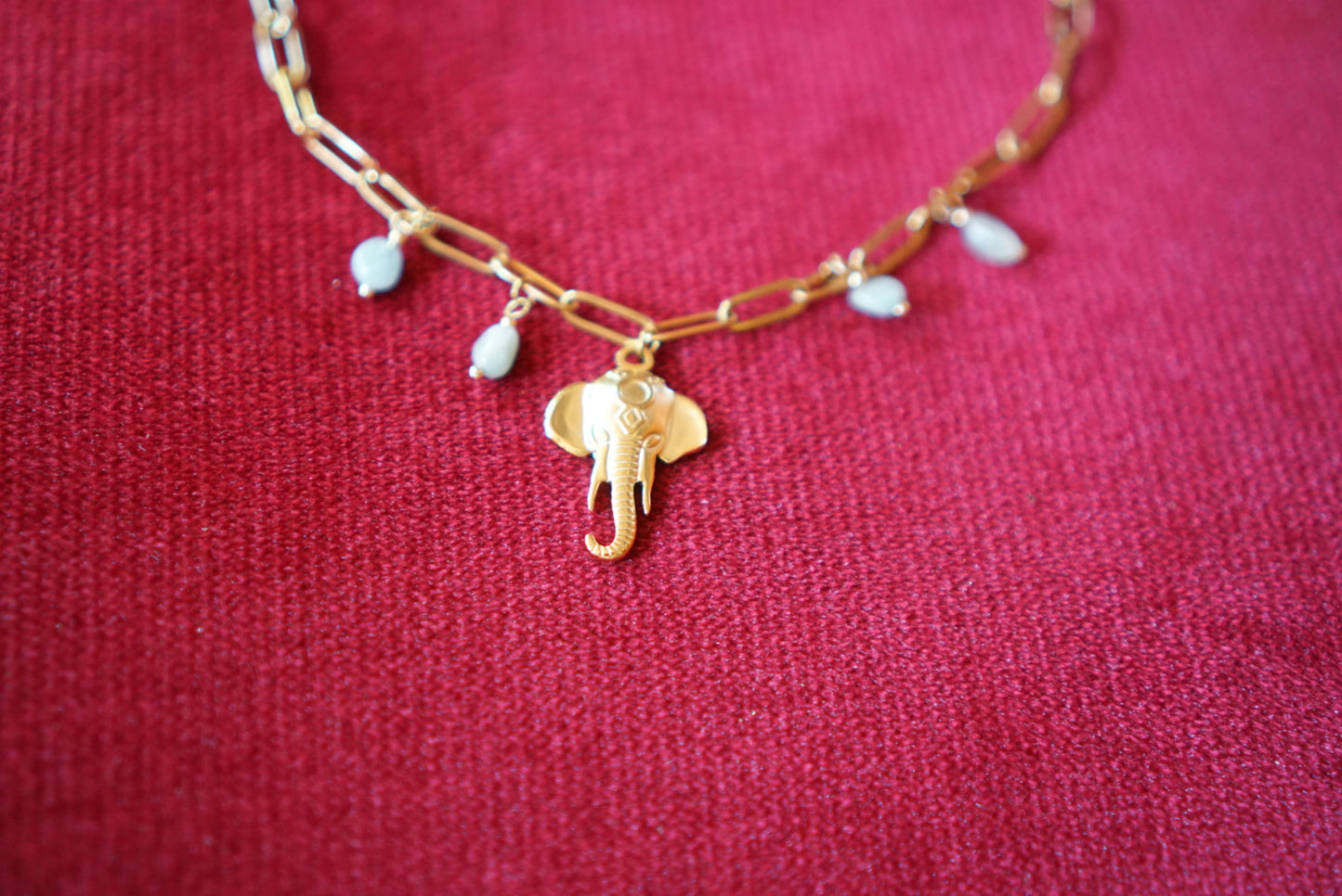 Goldene Kette mit Jade, Perlen & Elefant