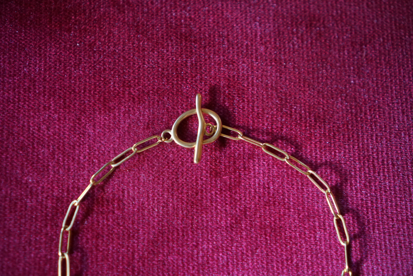 Goldene Rosenkette mit rotem Emblem & Perle