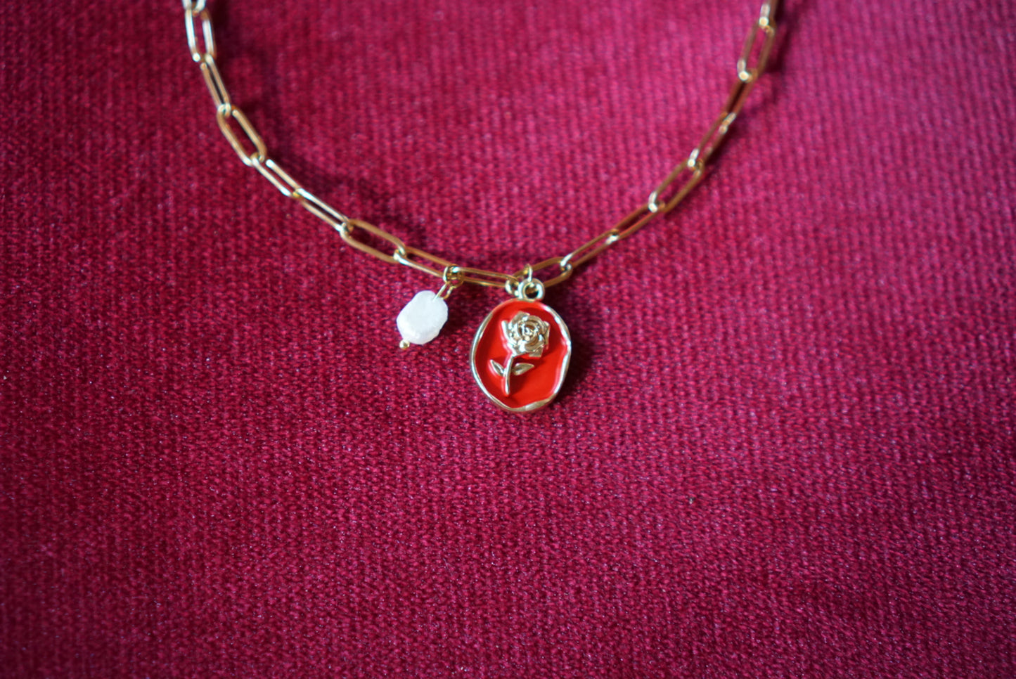 Goldene Rosenkette mit rotem Emblem & Perle