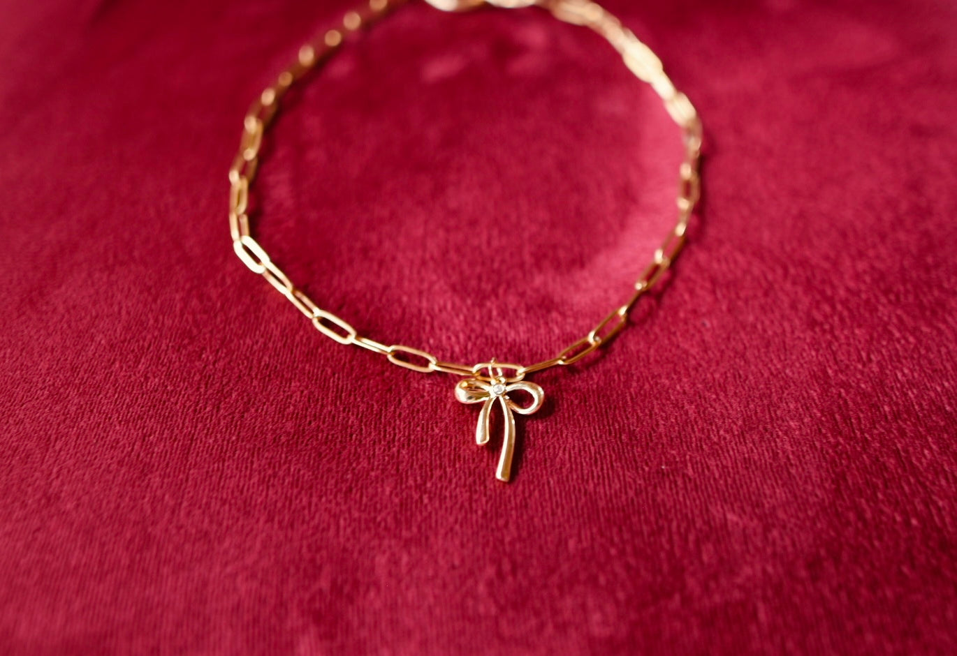 Goldene Schleifenkette – zart & feminin