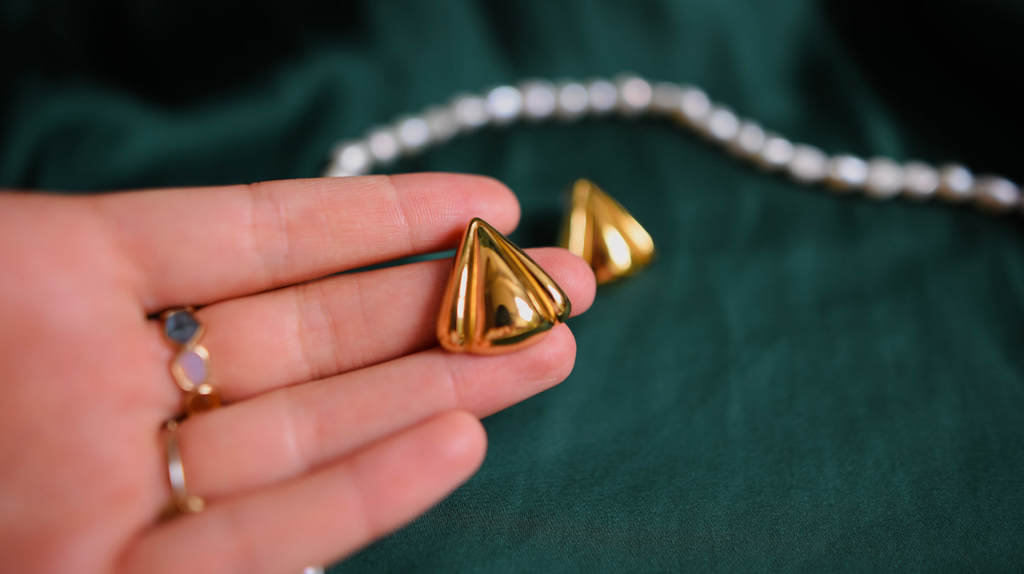 Goldene Ohrringe von zeitloser Eleganz