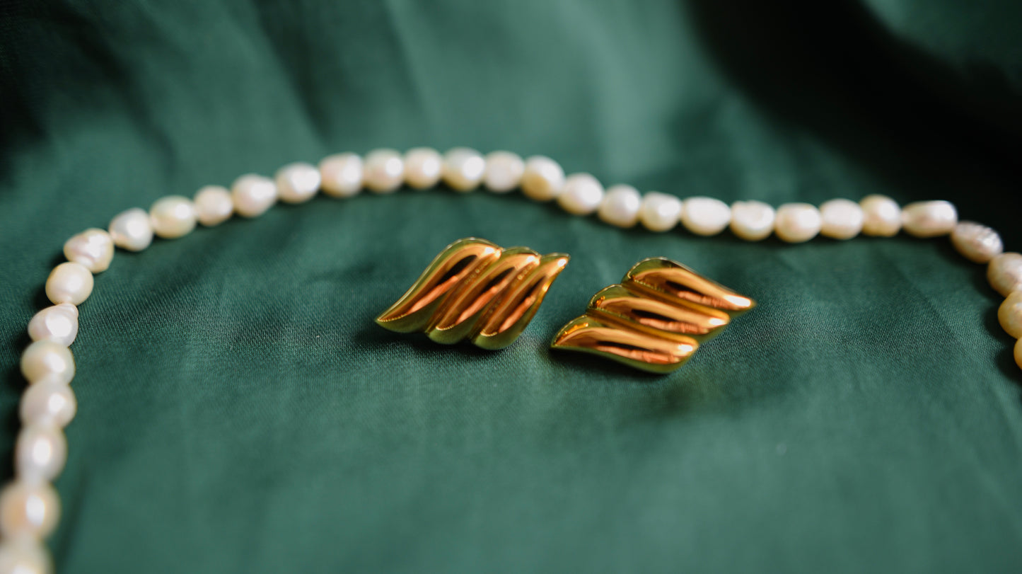 Goldene Ohrringe im Vintage-Stil