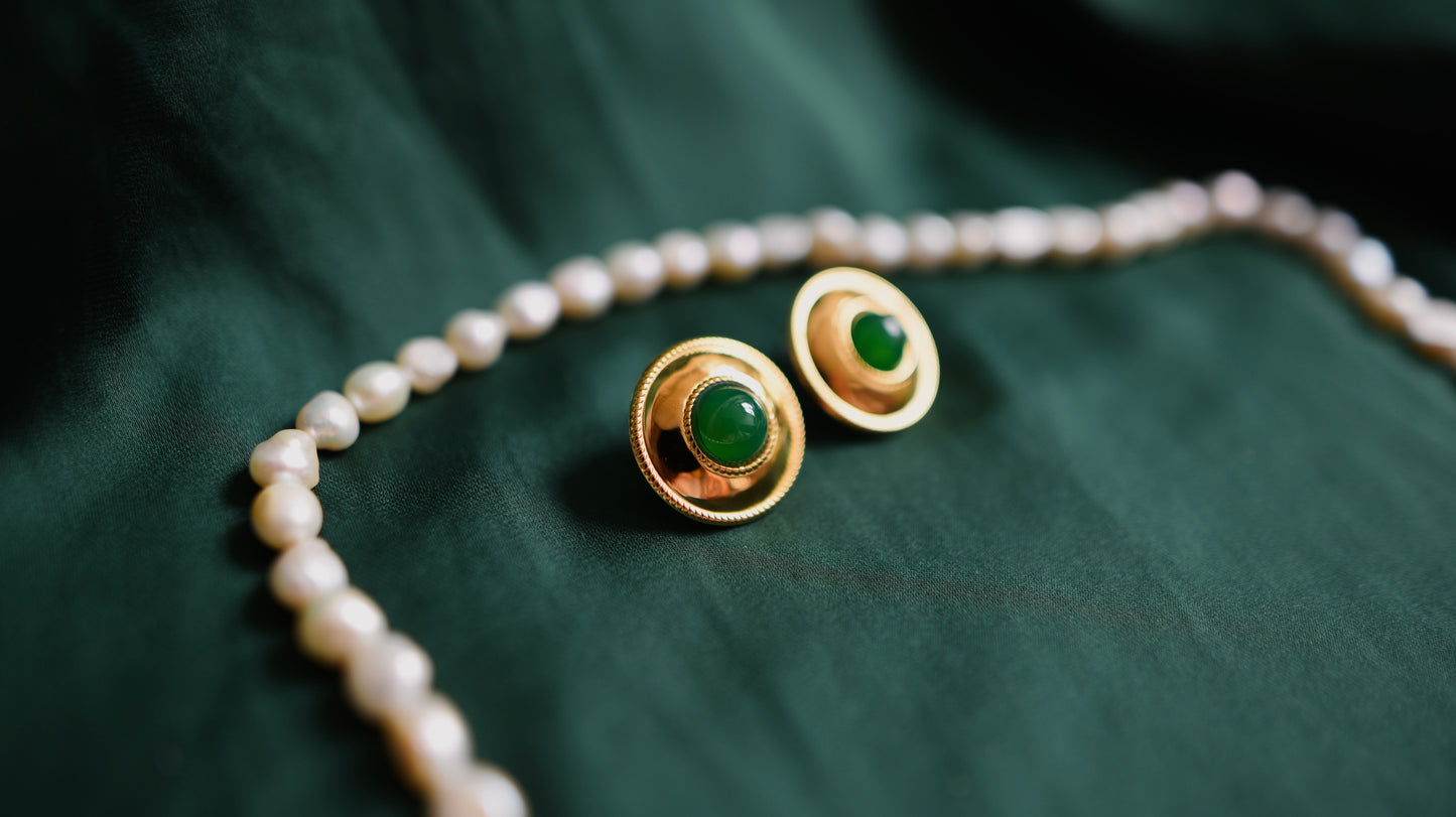 Goldene Ohrringe mit grünem Stein