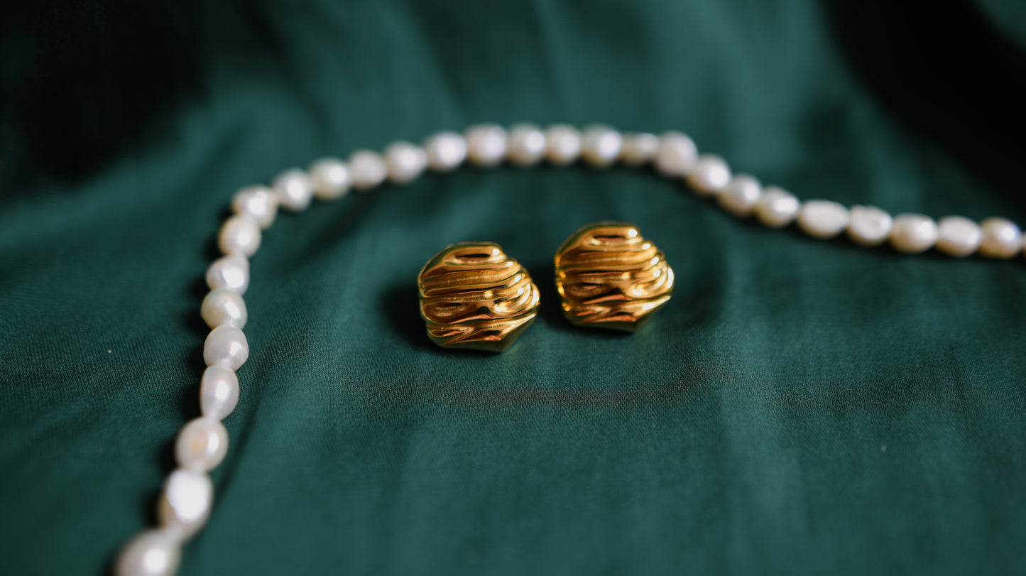 Goldene Ohrringe mit klassischer Struktur