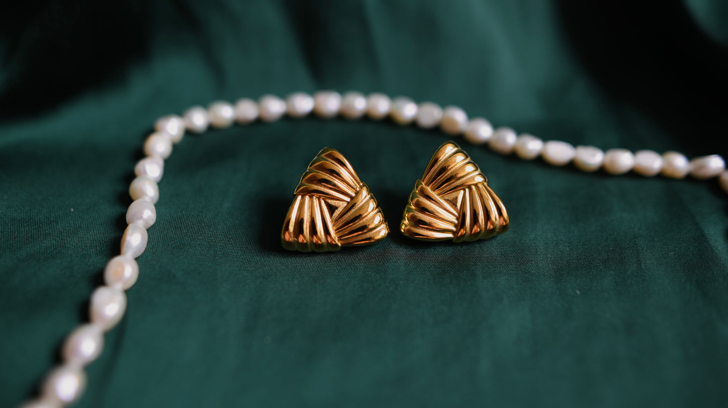 Goldene Ohrringe mit geometrischem Design