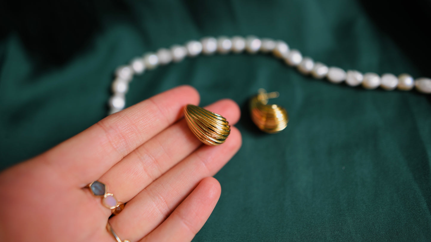 Goldene Ohrringe mit strukturierter Oberfläche