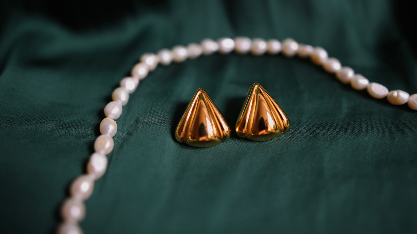 Goldene Ohrringe von zeitloser Eleganz