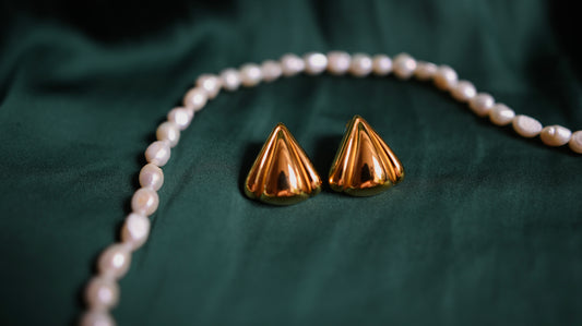 Goldene Ohrringe von zeitloser Eleganz