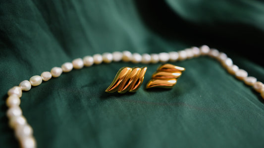 Goldene Ohrringe im Vintage-Stil