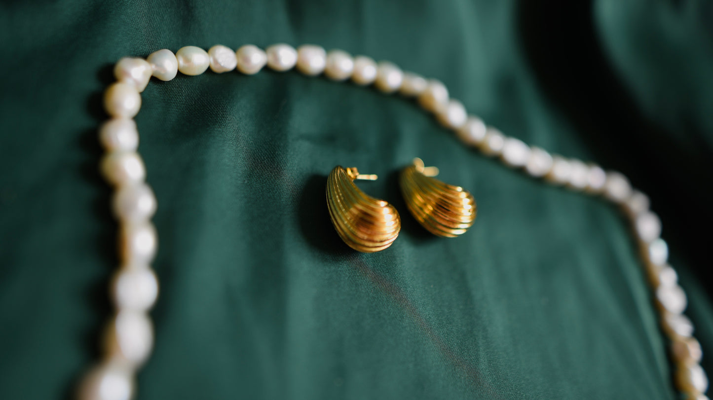 Goldene Ohrringe mit strukturierter Oberfläche