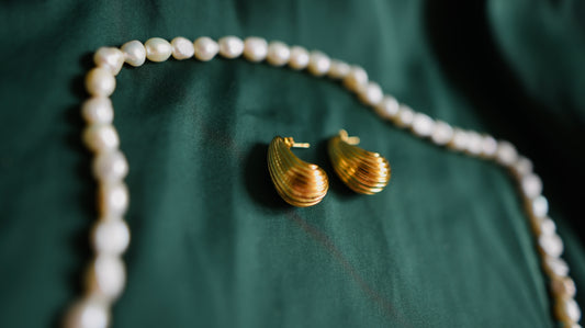 Goldene Ohrringe mit strukturierter Oberfläche