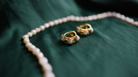 Goldene Ohrringe mit Perlendetail