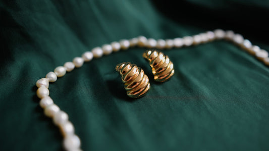 Goldene Ohrringe mit strukturierter Form