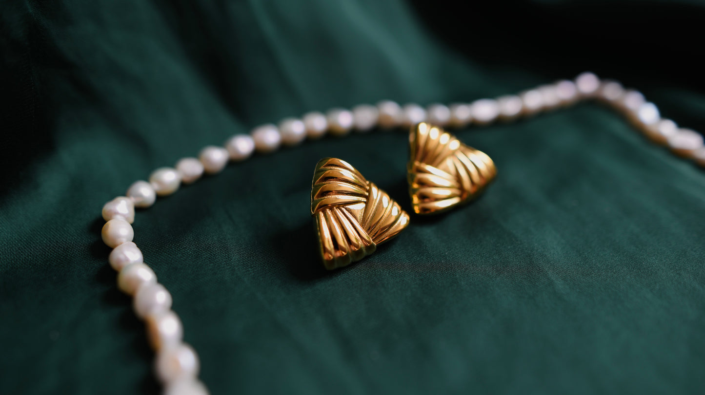 Goldene Ohrringe mit geometrischem Design